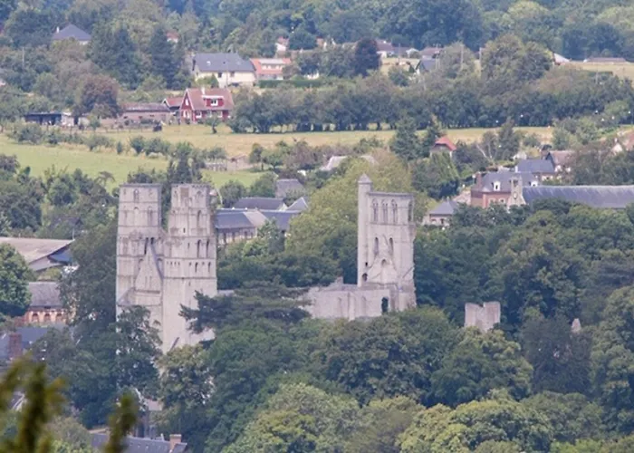 לינה וארוחת בוקר Chateau Du Landin 4*