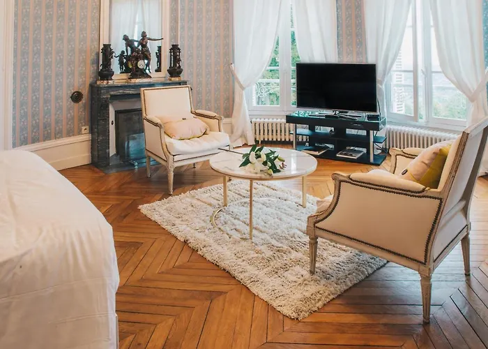 לינה וארוחת בוקר Chateau Du Landin 4*