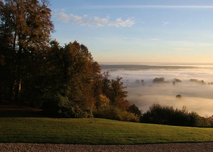 לינה וארוחת בוקר Chateau Du Landin 4*